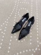 プラダ 格安 パンプス ポインテッドトゥデザイン リボン装飾 エナメル調 上質感モデル 安全取引