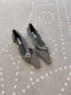 プラダ ハイブランド パンプス ポインテッドトゥデザイン ストラップ装飾 上質感モデル 口コミ多数