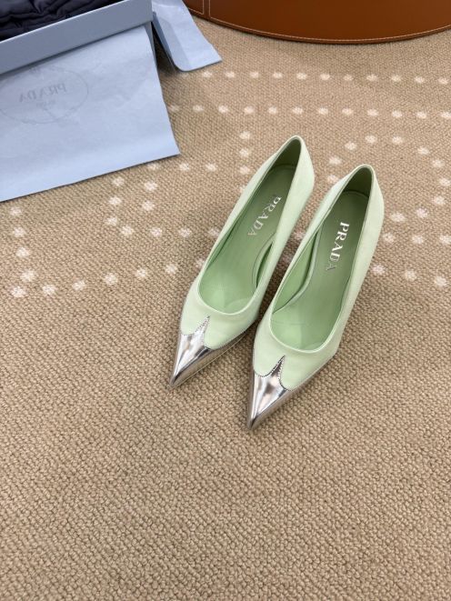 プラダ スーパーコピー ポインテッドトゥパンプス メタルトゥ切替 パステルカラー モードデザイン 本格派モデル