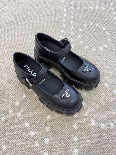 プラダ ブランド コピー メリージェーン厚底シューズ シングルストラップ レザー仕上げ モード感 新作