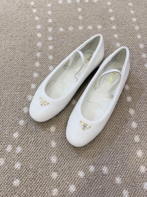 プラダ スーパーコピー メリージェーンフラットシューズ ラウンドトゥ レザー仕上げ 軽やか履き心地 安心サイト