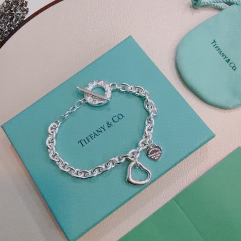 ティファニー ブランド コピー ハートタグチェーンブレスレット シルバーリンク トグル留め具 クラシックデザイン 長年の実績