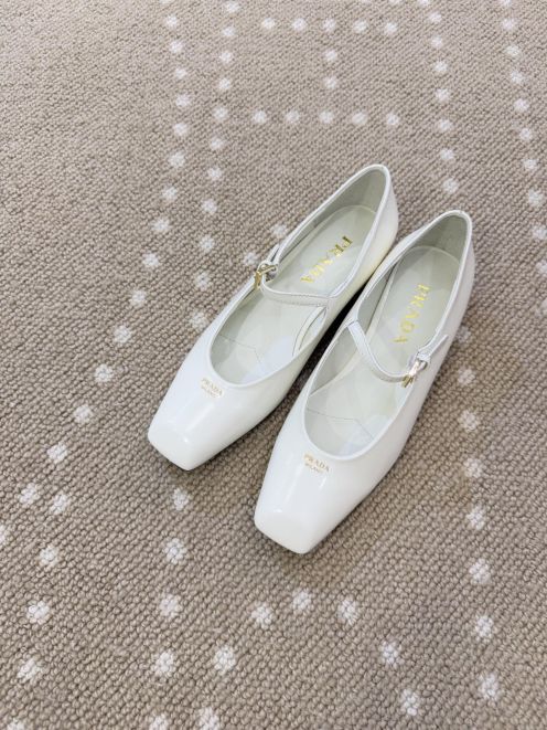 プラダ 格安 メリージェーンパンプス スクエアトゥ レザー光沢 上品シルエット 口コミ多数
