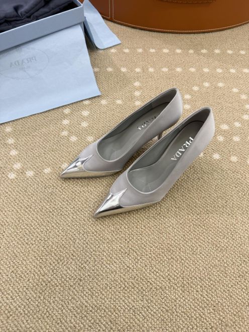 プラダ ブランド コピー ポインテッドトゥパンプス メタルトゥ切替 スエード調素材 エレガント設計 高級レベル仕様