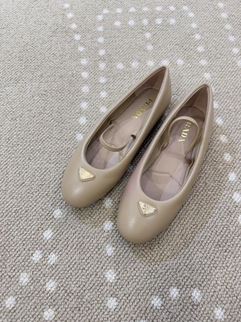 プラダ ブランド コピー メリージェーンフラットシューズ ラウンドトゥ レザー質感 ナチュラルカラー 高品質