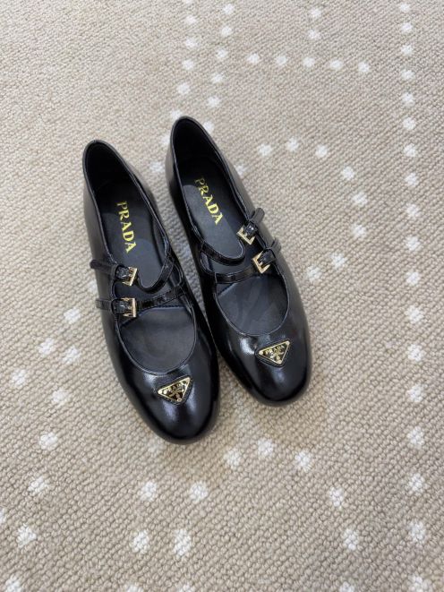 プラダ スーパーコピー メリージェーンシューズ ダブルストラップ レザー仕上げ クラシック美脚 定番