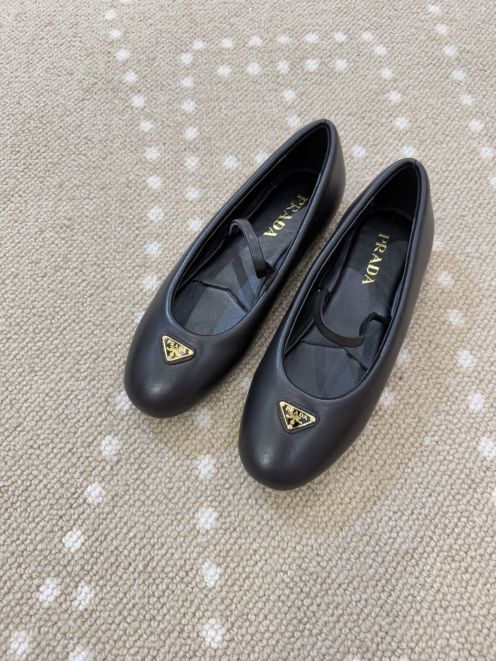 プラダ n級 メリージェーンフラットシューズ ラウンドトゥ レザー質感 シンプル上品 圧倒的な再現度