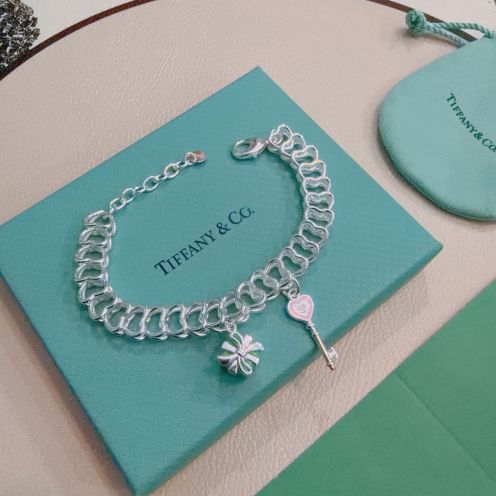 ティファニー スーパーコピー ハートリンクブレスレット キーチャーム付き 精密ディテール 定番
