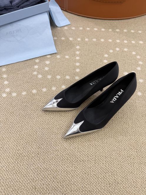 プラダ 本物級コピー ポインテッドトゥパンプス メタルトゥデザイン コントラスト配色 モード感強調 精密ディテール