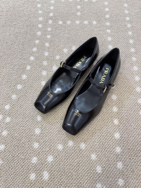 プラダ 本物級コピー メリージェーンパンプス スクエアトゥ レザー光沢 クラシック美脚 満足度高い