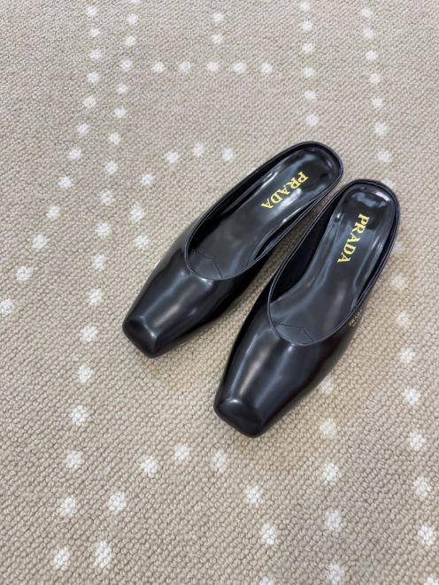 プラダ ハイブランド スクエアトゥミュールパンプス ミニマルレザー 光沢仕上げ 上品スタイル 高評価