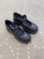 プラダ ブランド コピー メリージェーン厚底シューズ シングルストラップ レザー仕上げ モード感 新作