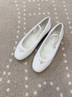 プラダ スーパーコピー メリージェーンフラットシューズ ラウンドトゥ レザー仕上げ 軽やか履き心地 安心サイト