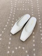 プラダ n級 スクエアトゥミュールパンプス シンプルレザー 光沢仕上げ 洗練デザイン 激安