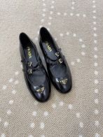 プラダ スーパーコピー メリージェーンシューズ ダブルストラップ レザー仕上げ クラシック美脚 定番