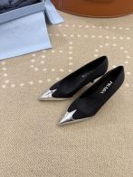 プラダ 本物級コピー ポインテッドトゥパンプス メタルトゥデザイン コントラスト配色 モード感強調 精密ディテール