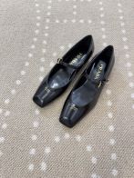 プラダ 本物級コピー メリージェーンパンプス スクエアトゥ レザー光沢 クラシック美脚 満足度高い