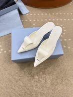 プラダ ハイブランド ポインテッドトゥミュールパンプス 光沢レザー シャープシルエット 洗練デザイン 丁寧な縫製