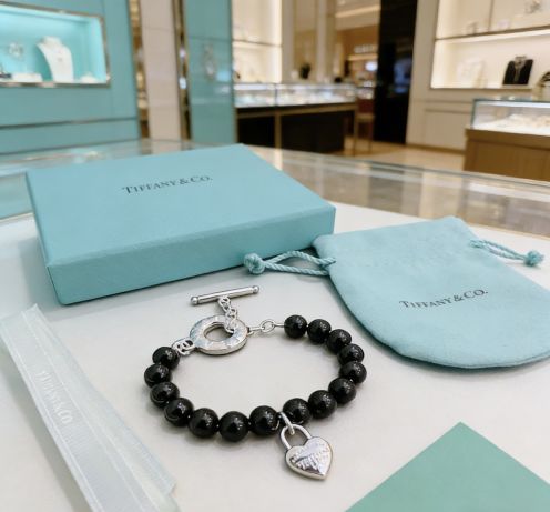 ティファニー ブランド コピー ビーズブレスレット ハートチャーム シルバー装飾 高級感仕上げ 新作