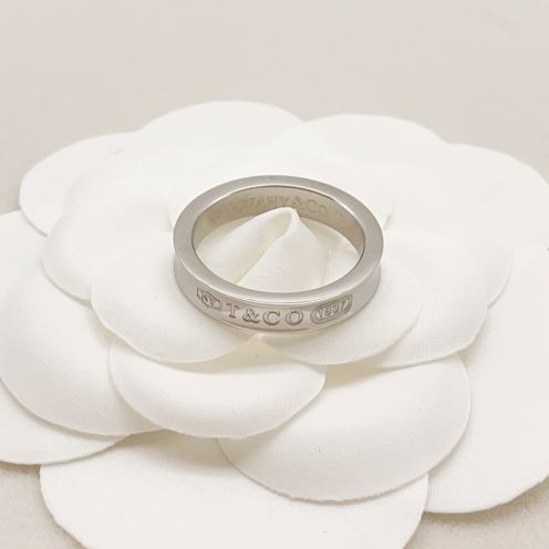 ティファニー ブランド コピー ロゴ刻印リング シンプルバンドデザイン 上質感 精密ディテール 高再現度