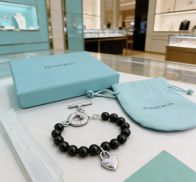 ティファニー ブランド コピー ビーズブレスレット ハートチャーム シルバー装飾 高級感仕上げ 新作