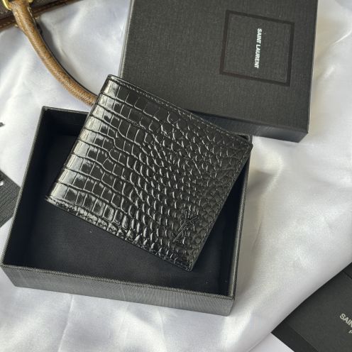 サンローラン ブランド コピー 二つ折りウォレット クロコ型押しレザー 精密ディテール 高再現度