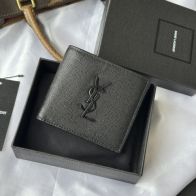 サンローラン ハイブランド 二つ折りウォレット グレインレザー コンパクト設計 精密ディテール