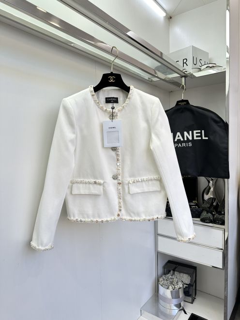 シャネル n級 ツイードジャケット ノーカラーデザイン 上質素材仕立て 上質感
