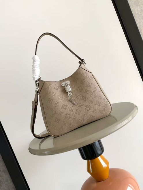 ルイヴィトン ハイブランド ショルダーバッグ モノグラムパンチング レザー仕様 丁寧な縫製 上質感