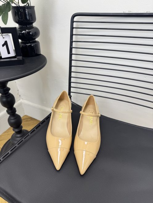 シャネル ハイブランド ポインテッドトゥパンプス ベージュエナメルストラップ仕様 高級レベル仕様
