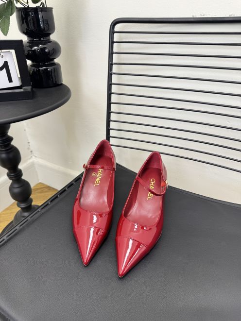 シャネル n級 ポインテッドトゥパンプス レッドエナメルストラップ仕様 上質感
