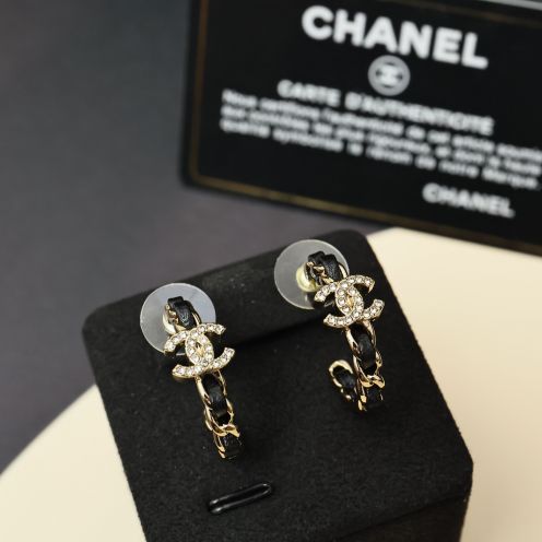 シャネル スーパーコピー CCロゴピアス チェーンデザインストーン装飾 高級感仕上げ