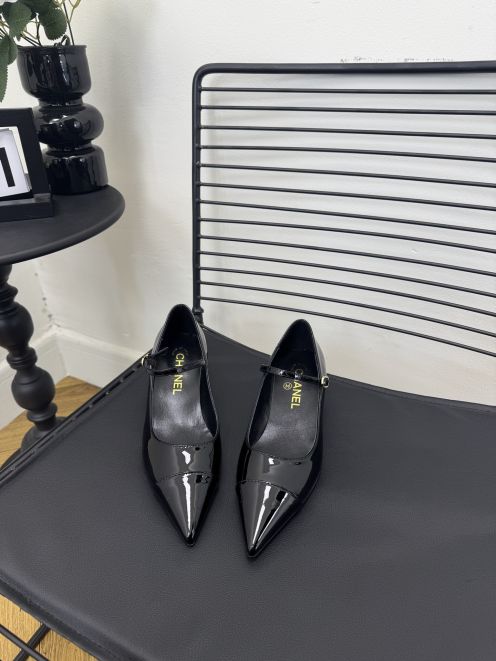 シャネル ブランド コピー ポインテッドトゥパンプス エナメルブラックストラップ仕様 満足度高い
