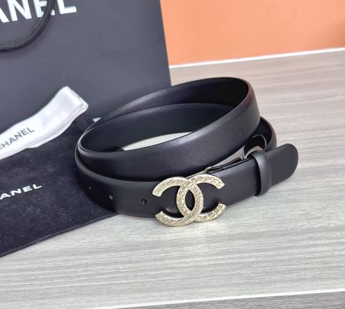 シャネル ハイブランド レザーベルト CCロゴバックル クラシックデザイン 長年の実績