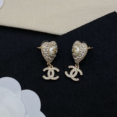 シャネル n級 ハートモチーフピアス CCロゴ装飾 ラグジュアリーデザイン 高評価