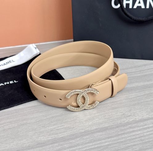 シャネル スーパーコピー レザーベルト CCロゴバックル ミニマルデザイン 丁寧な縫製