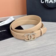 シャネル スーパーコピー レザーベルト CCロゴバックル ミニマルデザイン 丁寧な縫製