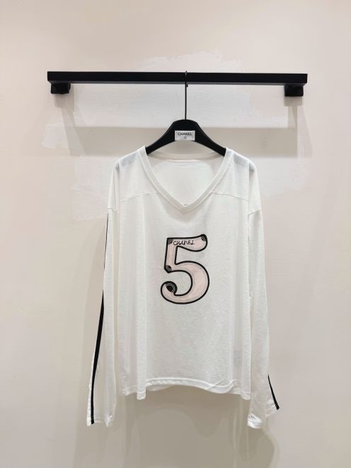 シャネル ブランド コピー Vネック長袖Tシャツ ナンバーロゴデザイン 高級感仕上げ