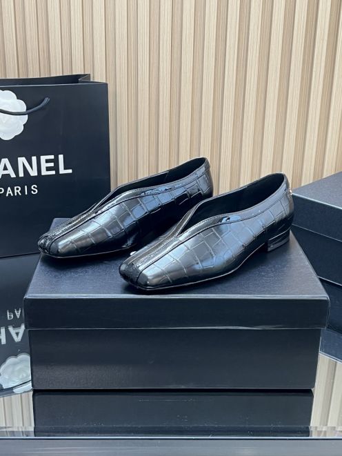 シャネル ハイブランド フラットパンプス クロコ型押しデザイン バイカラー仕様 丁寧な縫製