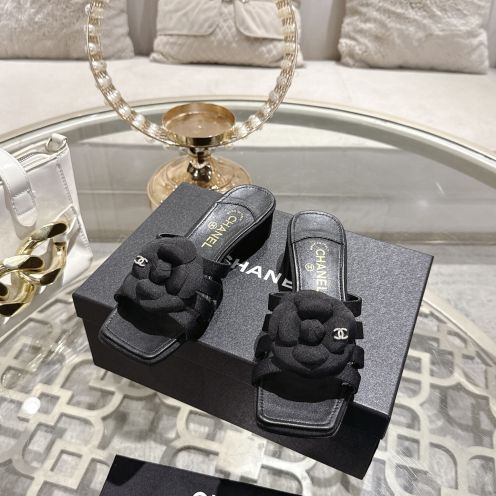 シャネル 本物級コピー ミュールサンダル カメリア装飾デザイン ローヒール仕様 高品質