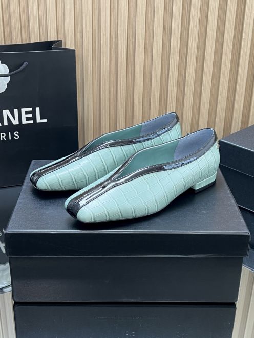 シャネル n級 フラットパンプス クロコ型押しデザイン バイカラー仕様 高級感仕上げ