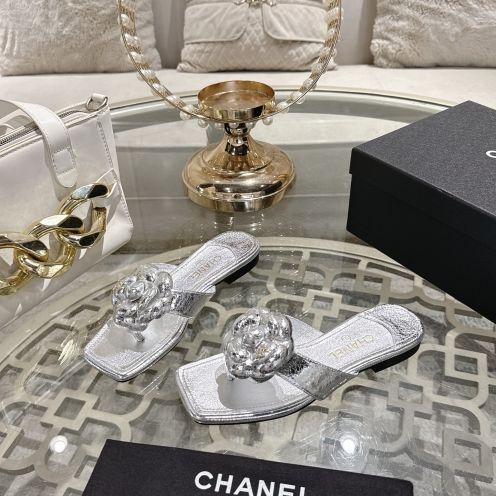 シャネル 本物級コピー ミュールサンダル カメリア装飾デザイン シルバー仕様 高再現度