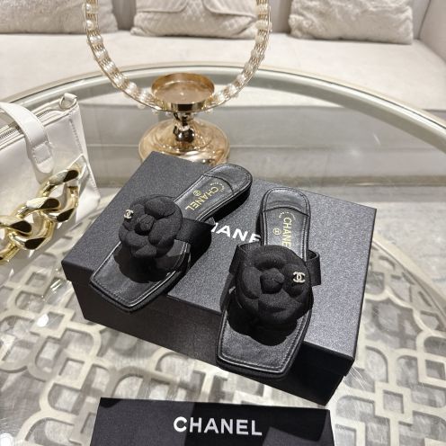 シャネル ハイブランド ミュールサンダル カメリア装飾デザイン ブラック仕様 精密ディテール