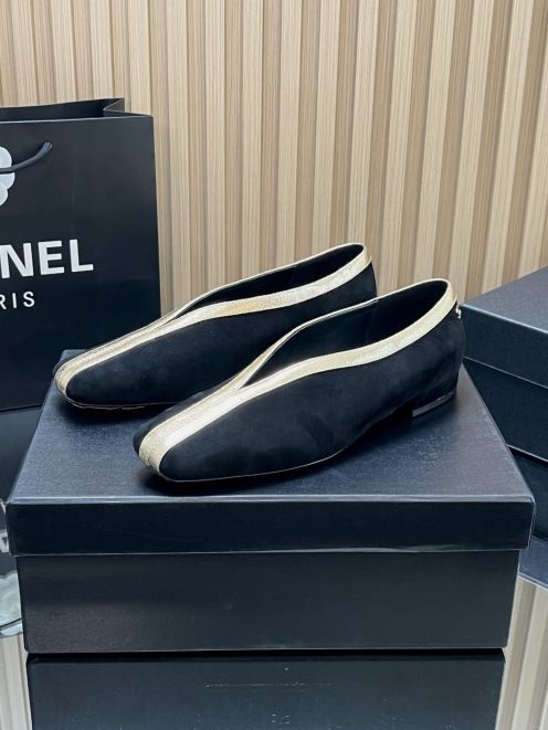 シャネル 本物級コピー フラットパンプス スエード調デザイン バイカラー仕様 発送保証