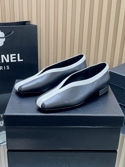 シャネル 格安 フラットパンプス スムースレザーデザイン バイカラー仕様 高再現度