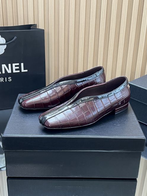 シャネル ブランド コピー フラットパンプス クロコ型押しデザイン バイカラー仕様 上質感仕上げ