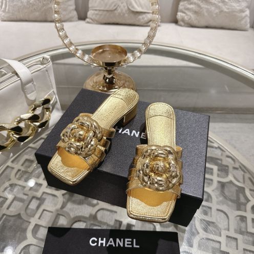 シャネル n級 ミュールサンダル カメリア装飾デザイン メタリック仕上げ リピーター多数