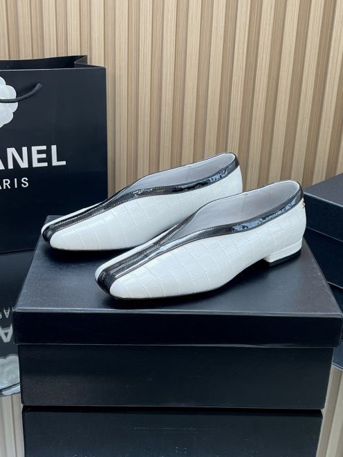 シャネル スーパーコピー フラットパンプス クロコ型押しデザイン バイカラー仕上げ 精密ディテール
