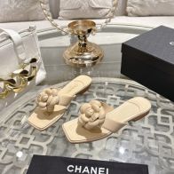 シャネル スーパーコピー ミュールサンダル カメリア装飾デザイン ベージュ仕様 丁寧な縫製