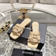 シャネル ブランド コピー ミュールサンダル カメリア装飾デザイン ローヒール仕様 上質感仕上げ